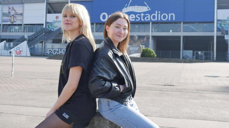 Jenny Benthin (l.) und Hanna Quessel begleiten Marteria zu fast jeder Tour. Auch im Ostseestadion waren sie dabei.