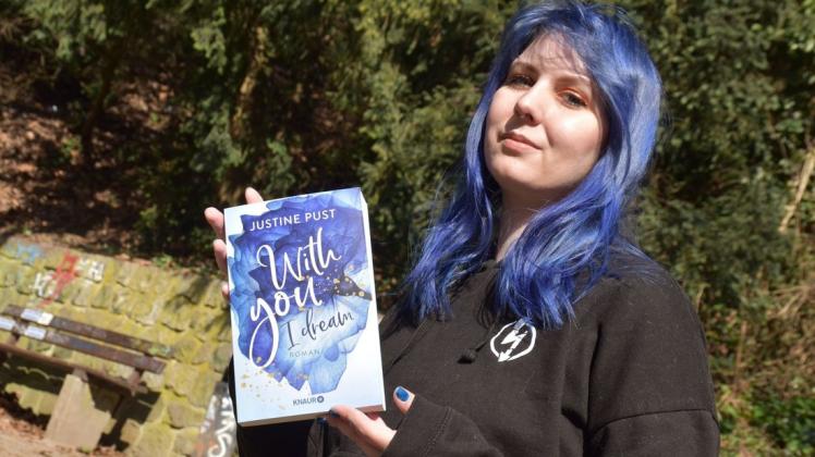 Am 1. April erscheint der Liebesroman „With you I dream“ der Rostockerin Justine Pust. Am 1. April erscheint der Liebesroman „With you I dream“ der Rostockerin Justine Pust.