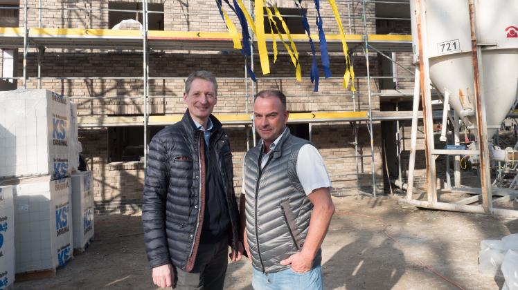 Bauherr Torsten Schreiber (rechts) beim Richtfest des neuen Wohnhauses in Ganderkesee mit Bürgermeister Ralf Wessel.