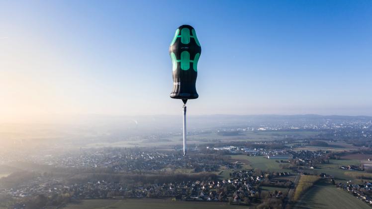 Heißluftballon in Form eines Riesen-Schraubendrehers schwebt über Bielefeld: „Immer wieder rufen Leute bei der Polizei an.“