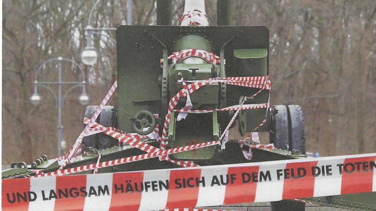 Mit dieser Protestaktion hat der Osnabrücker Künstler Volker-Johannes Trieb am 24. Februar gegen den krieg in der Ukraine protestiert. Nun sollen 30.000 Postkarten mit diesem Motiv an die russische Botschaft in Berlin geschickt werden - auch aus Meppen. Mit dieser Protestaktion hat der Osnabrücker Künstler Volker-Johannes Trieb am 24. Februar gegen den krieg in der Ukraine protestiert. Nun sollen 30.000 Postkarten mit diesem Motiv an die russische Botschaft in Berlin geschickt werden - auch aus Meppen.