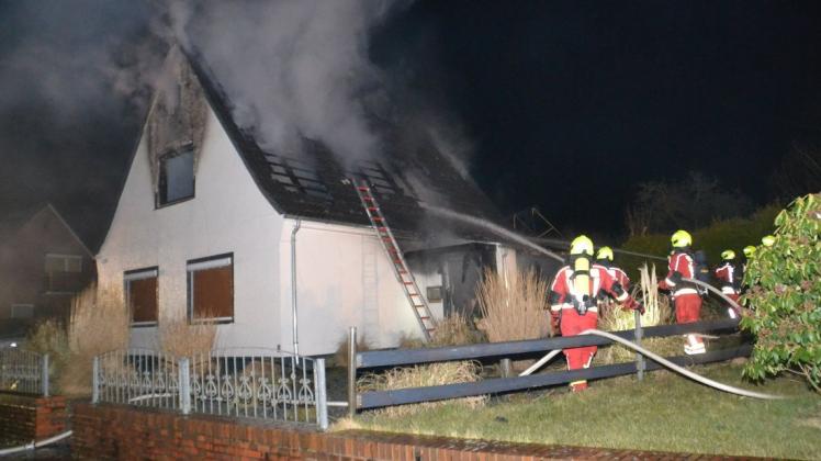 Bei einem Feuer in Stapel wurden die drei Bewohner zum Teil lebensgefährlich verletzt.