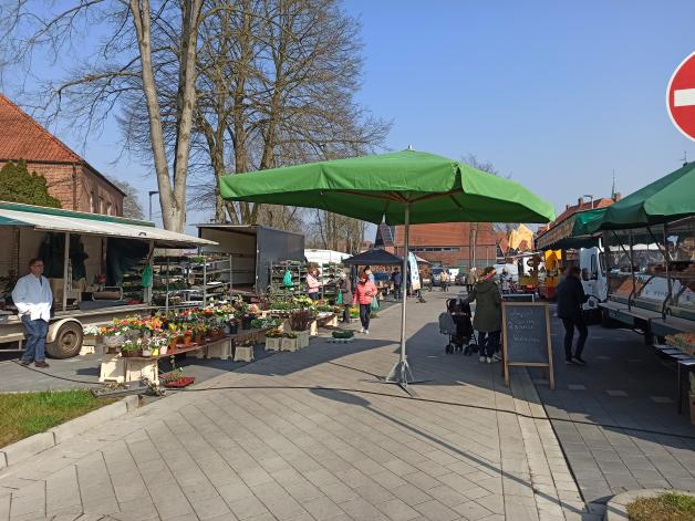 Seit vergangenen Freitag findet der Fürstenau Wochenmarkt wegen bald beginnenden Bauarbeiten auf der Großen Straße auf dem Pferdemarkt statt.