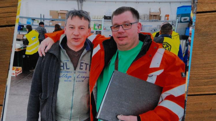 Zwei Macher: Záhonys Bürgermeister Helmeci Lásló (links) und Attila Stein - hier auf einem Foto, das Stein mitgebracht hat - sind sich auf ungarischer Seite im ukrainischen Flüchtlingsstrom begegnet und haben sich schätzen gelernt haben.