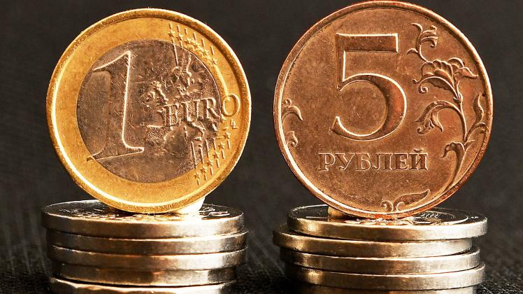 Russian ruble, rouble, euro, RUB, EUR, banknote, paper money, cash. (CTKxPhoto/PetrxSvancara) CTKPhotoF202203202423201 P