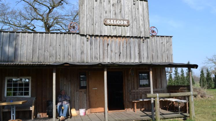 Der Saloon ist der Mittelpunkt einer Wild-West-Szenerie im Außenbereich von Lengerich. 