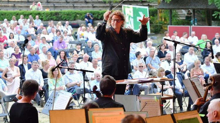 Bei der 23. Klassik-Nacht im Zoo wird Dirigent Marcus Bosch zusammen mit der Norddeutschen Philharmonie Rostock für eine  „Swinging Summer Night“ im Zoo sorgen.