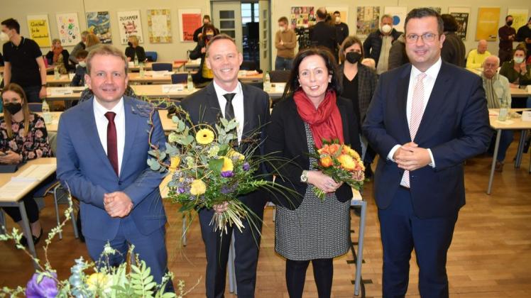 Glückwünsche für die Neuen: Oberbürgermeister Rico Badenschier (l.) und Stadtpräsident Sebastian Ehlers (r.) gratulieren Karin Müller und Silvio Horn zur Wahl als Dezernenten.