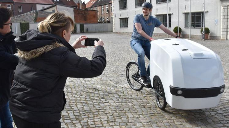 Hingucker auf Wismars Straßen: Tim Janzen fährt mit dem Lastenfahrrad Medien für die Stadtbibliothek aus. Hingucker auf Wismars Straßen: Tim Janzen fährt mit dem Lastenfahrrad Medien für die Stadtbibliothek aus.