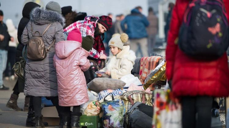 Flüchtlinge aus der Ukraine an der polnisch-ukrainischen Grenze