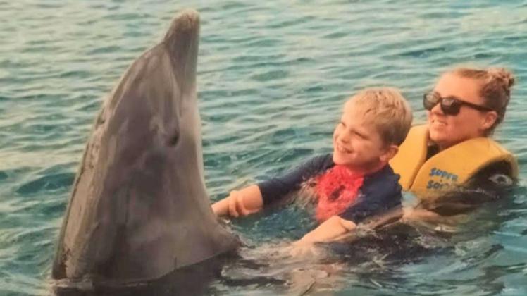 Auf Curaçao durfte der fünfjährige Matti in Begleitung einer Therapeutin mit Delfinen schwimmen. Auf Curaçao durfte der fünfjährige Matti in Begleitung einer Therapeutin mit Delfinen schwimmen.