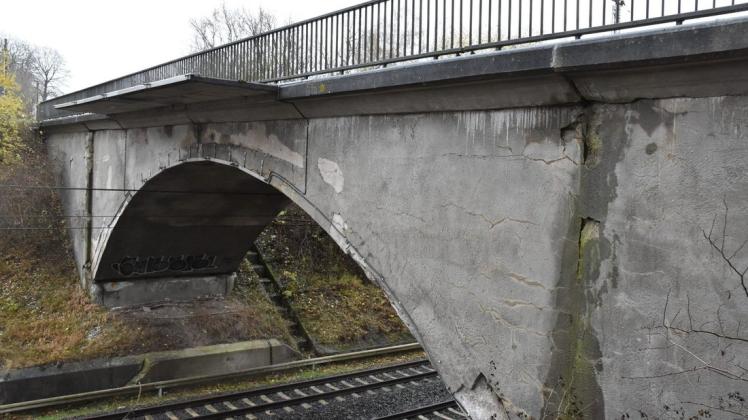 Die Brücke über die Eisenbahnstrecke zwischen Groß Görnow und Klein Görnow hält nicht mehr ewig. Die Stadt Sternberg nimmt Kurs auf die Planung eines Neubaus.