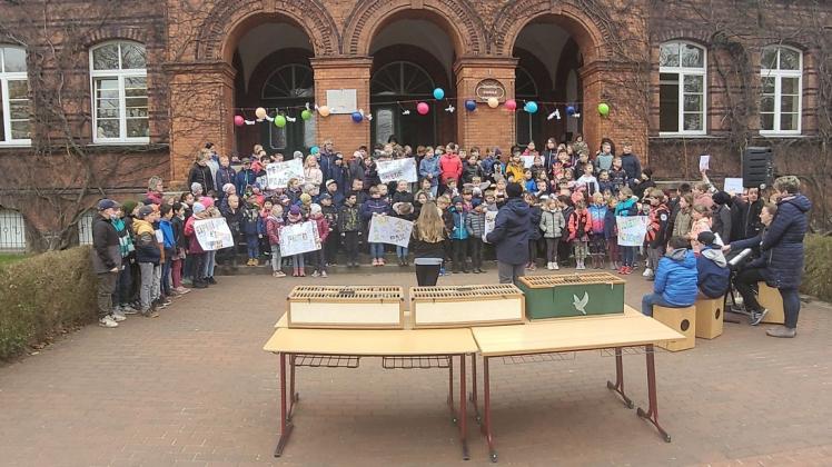Die Kinder der Goetheschule setzten am Montag ein Zeichen gegen den Krieg und ihre Solidarität mit der Ukraine.