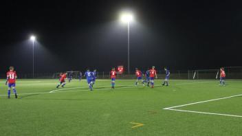 Wie gut es sich in Löwenstedt jetzt selbst bei Dunkelheit unter der neuen Flutlichtanlage spielen lässt, durfte als erstes Team die B-Jugend der SG Löwenstedt-Goldebek-Viöl im Spiel gegen eine Jugend-Trainer-Auswahl der SG-LGV Obere Arlau testen.