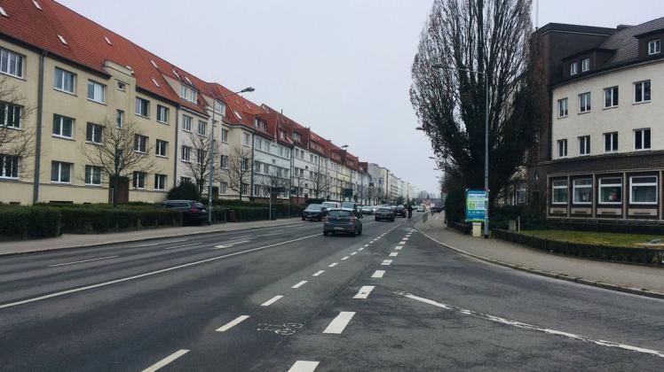 Radler sollen auf der Dethardingstraße/Karl-Marx-Straße in Rostock sicherer fahren – das fordert der zuständige Ortsbeirat Hansaviertel.