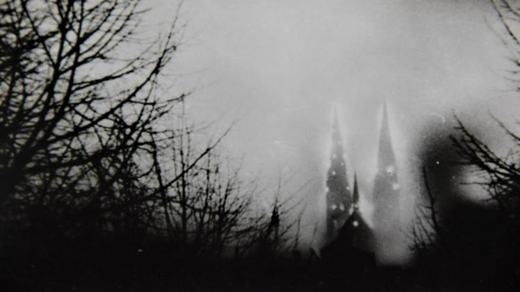 29. März 1942, 3 Uhr: Rauch verhüllt die Stadt, die Marienkirche brennt: Ein seltenes Foto aus der Bombennacht vor 80 Jahren, aufgenommen an der Falkenstraße am Klughafen.