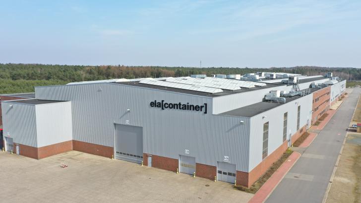 Mit neuem Logo in neue Zeiten: Einst produzierte in dieser Halle am Eurohafen in Haren eine Tochterfirma von Enercon. Jetzt hat ELA-Container die Halle gekauft.