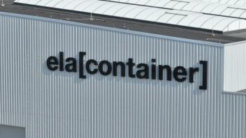 Mit neuem Logo in neue Zeiten: Einst produzierte in dieser Halle am Eurohafen in Haren eine Tochterfirma von Enercon. Jetzt hat ELA-Container die Halle gekauft.