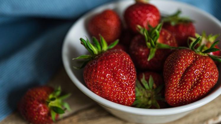 Bereits im März sind die ersten Erdbeeren in deutschen Supermärkten verfügbar.