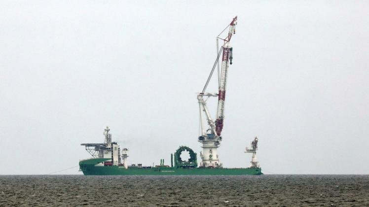 Auf der Ostsee wird der neue Offshore-Schwerlastkran von Liebherr auf dem Spezialschiff „Orion“ getestet. Auf der Ostsee wird der neue Offshore-Schwerlastkran von Liebherr auf dem Spezialschiff „Orion“ getestet.