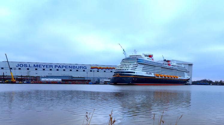 Drei Schlepper kommen nach Papenburg, um der „Disney Wish“ während der Emsüberführung beim Manövrieren zu helfen. Disney Wish vor der Emsüberführung an der Meyer
