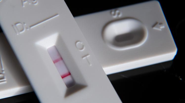 Immer mehr Mitarbeiter in Altenheimen, bei der Polizei und Feuerwehr sind positiv. Coronavirus - Positiver Schnelltest