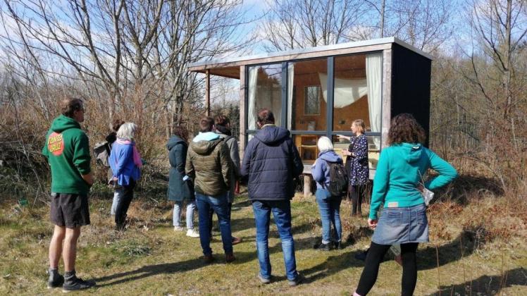 Führung von Interessenten im Zukunftspark Nieklitz, hier vor einem der Tiny-Häuser, die bereits im Park stehen. Führung von Interessenten im Zukunftspark Nieklitz, hier vor einem der Tiny-Häuser, die bereits im Park stehen.