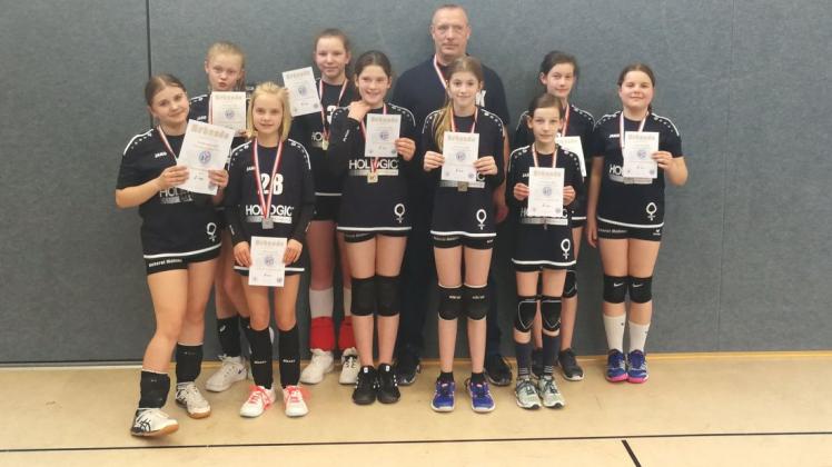 Stolz präsentierten die jungen Neustädter Volleyballerinnen ihre Urkunden. Trainer Jens Krüger genießt mit. Stolz präsentierten die jungen Neustädter Volleyballerinnen ihre Urkunden. Trainer Jens Krüger genießt mit.