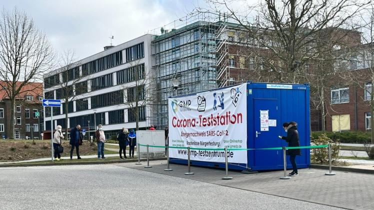Vor dem Sana-Hanse-Klinikum in Wismar steht weiterhin eine Corona-Teststation für die Besucher des Klinikums zur Verfügung.