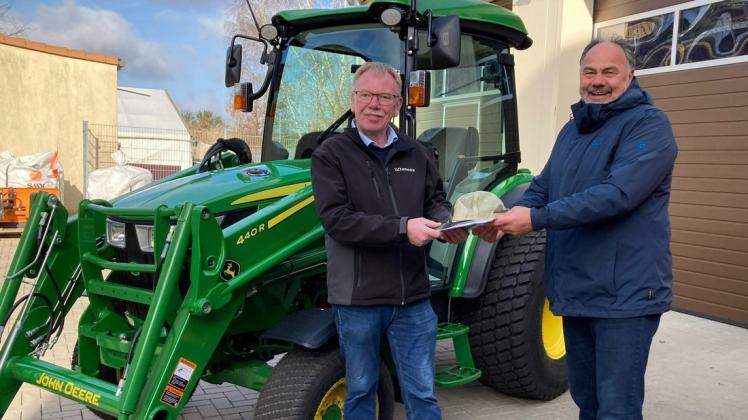 Nun gehört der neue Traktor offizielle der Gemeinde Banzkow: Fachberater Dieter Götting übergibt den Alleskönner an den stellvertretenden Bürgermeister Uwe Hellriegel.