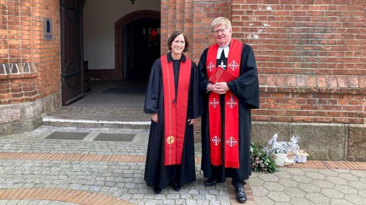 Pastorin Susanne Schumacher und Propst Matthias Bohl nach dem Abschiedsgottesdienst vor der Martin-Luther-Kirche.