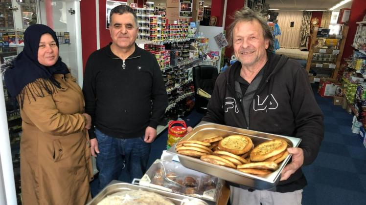 Najah Alkhatib, Abdo Brou und Thomas Kara (rechts) im Laden für orientalische und exotische Produkte in der August-Bebel-Straße in Perleberg. Thomas Kara zeigt die afghanischen Brote, die dort gebacken werden.