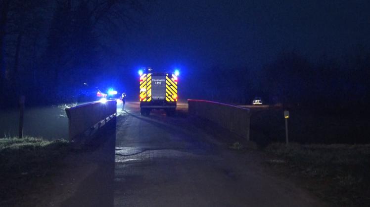 Kurz nach 6 Uhr wurden die Feuerwehren Meppen und Schöninghsdorf zu dem Bauernhof gerufen. Kurz nach 6 Uhr wurden die Feuerwehren Meppen und Schöninghsdorf zu dem Bauernhof gerufen.