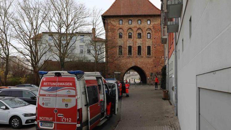 Alarmierten Polizeibeamten gelang es, im Bereich des Kuhtors in Rostock einen der Beteiligten vorläufig festzunehmen.