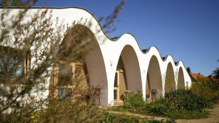 Die Lehmhäuser im Wangeliner Garten sind ein Beispiel für ein kostengünstiges, nachhaltiges Bauen mit Naturbaustoffen.