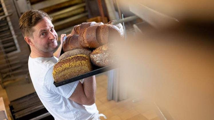 Bäckermeister Andreas Klug in Gadebusch wartet mit einer Preiserhöhung noch bis Mai.