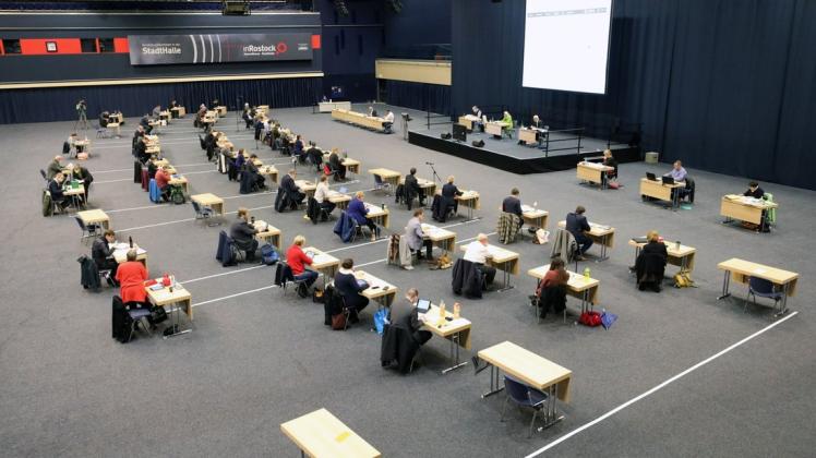 Nachdem die Rostocker Bürgerschaft im Februar im Ostseestadion tagte, versammeln sich die Mitglieder des Gremiums am Mittwoch wieder in der Stadthalle. Nachdem die Rostocker Bürgerschaft im Februar im Ostseestadion tagte, versammeln sich die Mitglieder des Gremiums am Mittwoch wieder in der Stadthalle.