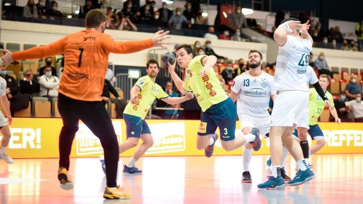 Kreisläufer Christian Wilhelm (hier im Heimspiel gegen Bayer Dormagen am Ball) gibt sich vor dem Spiel beim VfL Gummersbach kämpferisch. Kreisläufer Christian Wilhelm (hier im Heimspiel gegen Bayer Dormagen am Ball) gibt sich vor dem Spiel beim VfL Gummersbach kämpferisch.
