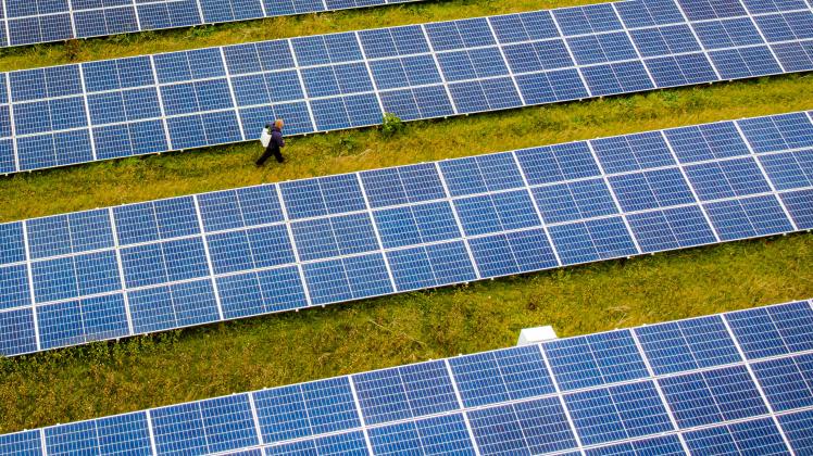 Ein Solarpark in Großbritannien - auch eine Idee fürs Emsland? In Freren wollen die politisch Verantwortlichen lieber auf Anlagen auf Dächern setzen. Solarpark in Großbritannien