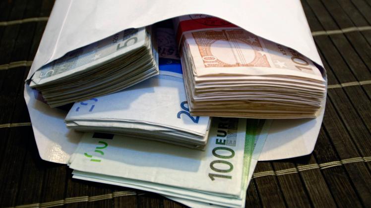 Ein Haufen Geld Euros closeup close up Währung Finanzwirtschaft Schulden Schuldenloch Schuldenkrise Kredite Symbolbild