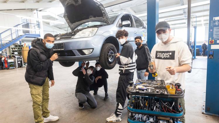 Sechs Schüler der Möser-Realschule haben in der Werkstatt von Rahenbrock in Osnabrück einen alten Ford Fiesta flottgemacht. OS: Schüler berichten von ihren KfZ-Handwerks-Erfahrungen