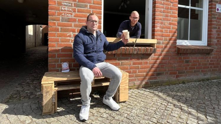Nach nur einer kleinen Kaffee-Pause geht es gleich weiter für Erik-Ragnar Schünemann (r.) und Dimitrij Schubin. Die zwei Boizenburger wollen ab dem 1. April mit Fensterverkauf und regionalen Produkten ihr "Kiosk Heimathafen" zum Erfolg führen.