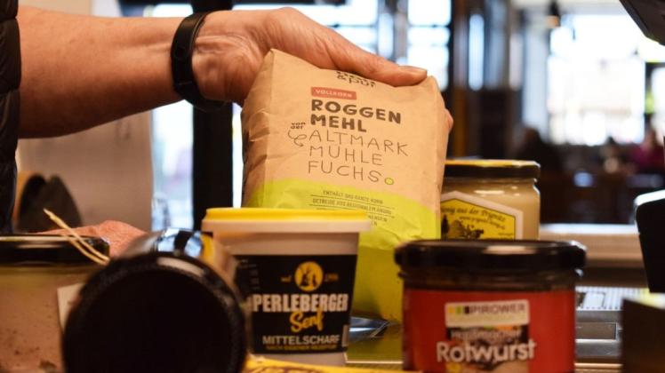 Regionale Produkte aus der Prignitz und ihren Nachbarregionen gehen mittlerweile auch über so manche Supermarktkasse wie hier im Edeka Wittenberge.