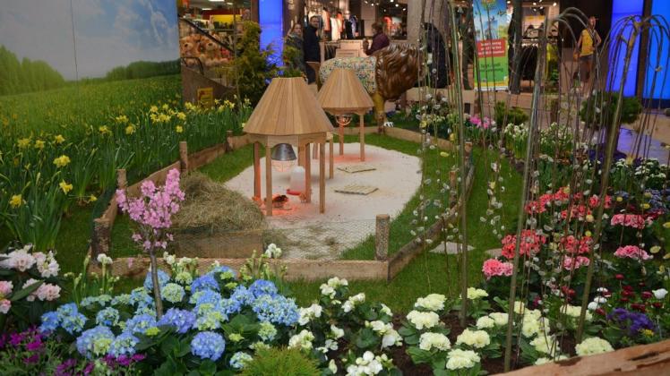 Blütenpracht und Osterküken: Das Schlosspark-Center hat für den bevorstehenden verkaufsoffenen Sonntag eine zauberhafte Märchenlandschaft aufgebaut.