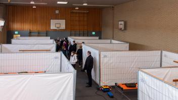 Zehn Abteile mit jeweils drei Betten sind in der Gymnastikhalle in Haren eingerichtet worden.