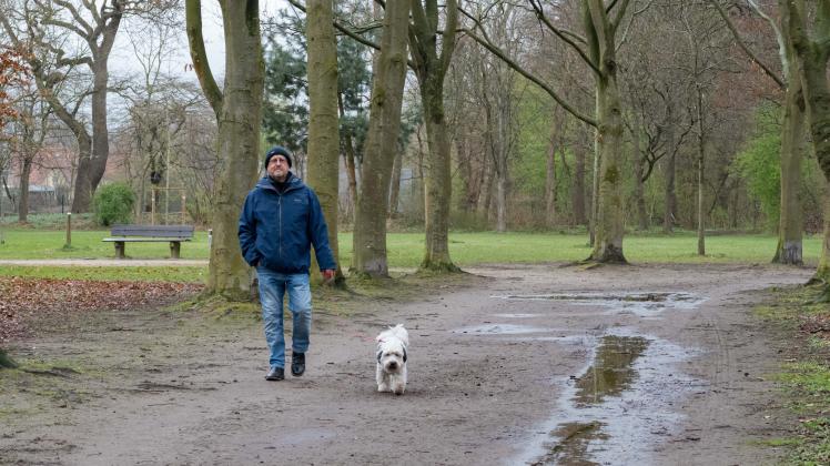 Ralf-Ingo Beni und der Hund Margarete im Freizeitpark Nord Delmenhorst Hunde Leine Leinenpflicht Brut Setzzeit