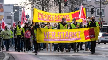 KiTas und Soziale Arbeit im Streik: Demozug am Goethering
