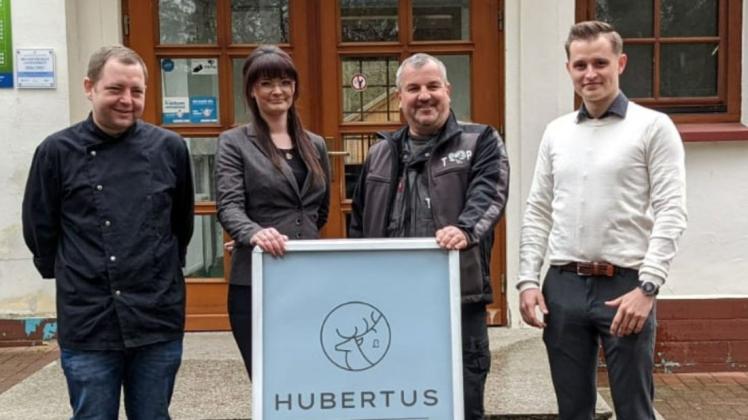 Dennis Tietz, Susann Schröder, Tierparkleiter Michael Niesler und Patrick Lange (v. l.). freuen sich auf die Neueröffnung des "Hubertus".