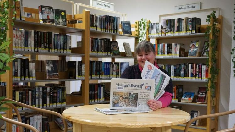 Claudia Kaltenbach, Leiterin der Stadtbibliothek Hagenow, macht es sich in der neu eingerichteten Krimi- und Thrillerecke der Bibliothek gemütlich. In diesem Jahr sollen noch weitere Bereiche umgestaltet werden.