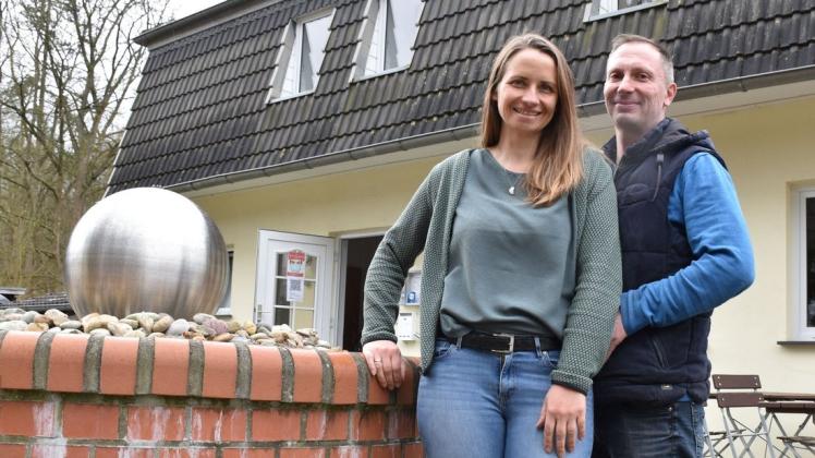 Blicken trotz Corona-Regeln positiv in die neue Saison: Anne und Jan Jochmann, Betreiber des Cafés mit Pension „Am Brunnen“ in Parchim.